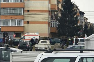 FOTO. Tânără în stare de şoc după ce a fost la un pas să fie călcată pe zebră, la Alba Iulia. A fost solicitată Ambulanţa
