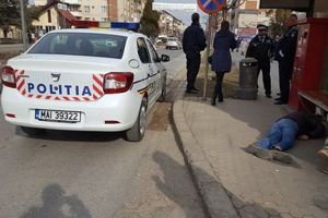 FOTO, ȘTIREA TA: Un echipaj al Poliţiei a intervenit în cazul unui bărbat căzut într-o staţie de autobuz, în Alba Iulia