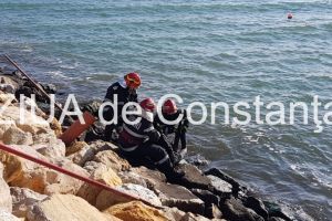 Descoperire macabra. Cadavrul unei persoane observat in Canalul Poarta Alba Midia Navodari. Pompierii chemati in ajutor  