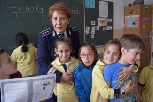 Poliţiştii au dat startul la concursuri: Copiii de gimnaziu se „bat” în scenete, eseuri şi mesaje antiviolenţă