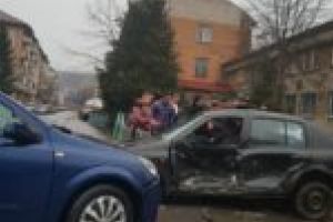 NEWS ALERT. Accident spectaculos în faţa Poliţiei cărăşene!