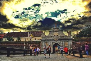 O poartă a Cetăţii din Alba Iulia, reprodusă în miniatură, încadrează standul României, la Târgul de Turism de la Milano