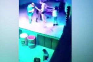 SCANDAL! O tânără a făcut SEX ORAL pe scena unui club pentru a primi băutură GRATIS! Totul a fost filmat