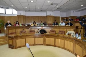 Scandal la Oneşti pe valoarea taxei anuale de parcare a autoturismelor