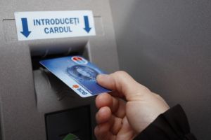 Bănuieli confirmate. Atac tip „skimmer” la bancomatele BCR