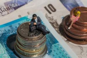 Circa 25% dintre românii aflaţi într-o relaţie s-au mutat cu părinţii din cauza situaţiei financiare