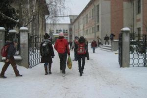 Măsuri de securitate pentru şcoli. Unităţile de învăţământ, în direct la dispeceratul Poliţiei