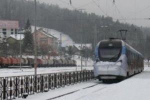 Un TREN cu ZECI de CĂLĂTORI, BLOCAT în judeţul GORJ