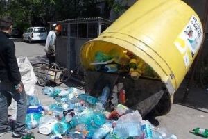 Persoane care colectau peturi din gunoi, sancţionate de Poliţia Locală Târgu-Mureş