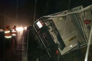 FOTO – Accident pe DN7 – Valea Oltului. O autoutilitară răsturnată