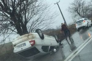 BREAKING NEWS/ Accident pe drumul Arad – Timişoara, chiar ACUM! Maşină RĂSTURNATĂ