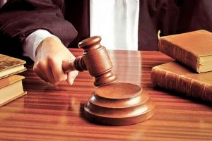 Avocatul care a încercat să păcălească o clientă a scăpat aproape nevătămat în instanţă