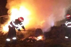 FOTO Incendiu la baloţi de fân în Cheslăr. Foc pus intenţionat