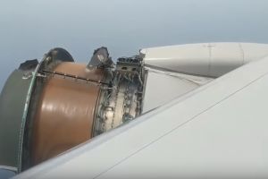 CLIPE DE GROAZĂ! Pasagerii au văzut cum se DEZINTEGRA motorul avionului în timpul ZBORULUI. Ce a urmat (VIDEO)