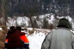 Alba: Şi-a cărat pacienta in spate jumătate de kilometru pentru că nu putea să ajungă în cătun cu ambulanţa