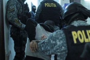 Tâlhari mascaţi: Doi recidivişti care au jefuit o tânără şi i-au băut prietenul au fost arestaţi