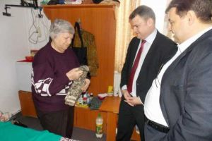 Şosete din lână de oaie şi pentru bătrânii din Centrul rezidenţial pentru persoanele vârstnice de la Talpa