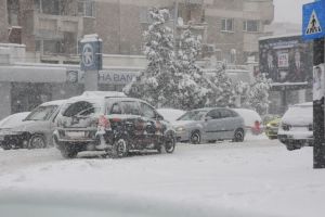 Recomandările poliţiştilor pentru circulaţia în condiţii de ninsoare abundentă