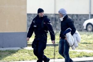 Tanar afgan luat in custodie de politisti pentru a fi expulzat, dupa ce nu a primit azil in Romania