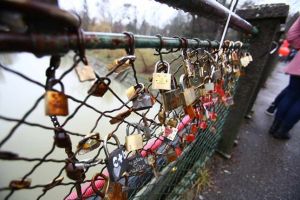 Indragostitii au prins lacatele iubirii pe un pod din Timisoara, de Valentine`s Day