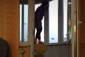 SAVARE ULUITOARE a ISU. Cum au păcălit pompierii o SINUCIGAȘĂ să nu se arunce în gol de la ETAJ | VIDEO IMPRESIONANT