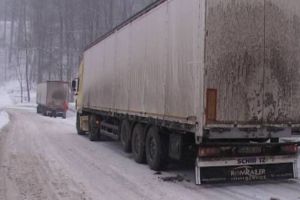 Doua TIR-uri au ramas blocate pe sosea, la Teisani. Soferii, amendati pentru ca nu si-au dotat masinile cu lanturi