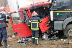 Coliziune violentă între două autocamioane, la Tulcea. Șofer încarcerat
