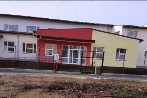 Tavanul grădiniţei din Sântana a căzut peste copii. Aceasta a fost inaugurată de două zile