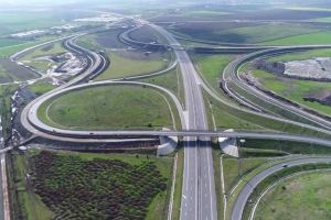 VIDEO: Autostrada Sebeş-Turda, lotul 4. Imagini aeriene din apropiere de Turda, la joncţiunea dintre A10 şi Autostrada Transilvania (A3)