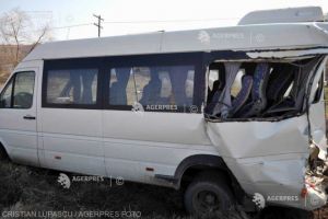 Accident la Baicoi. Un microbuz si un autoturism implicate