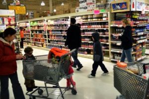 CRAIOVA. Un copil de doar 12 ani a încercat să FURE dintr-un magazin şi a ameninţat vânzătoarea cu o STICLĂ. Video ȘOCANT