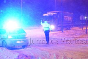 Sate fără curent electric şi maşini înzăpezite în judeţul Vrancea