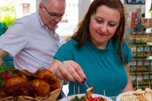 Noi produse tradiţionale în magazinele PRO HD şi AVIS. Mezeluri din carne de pui afumate cu fum natural