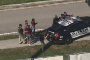 ATAC ARMAT în Florida. 20 de persoane sunt RĂNITE. CĂLĂUL s-a BARICADAT în LICEU