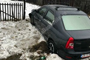 PICIOR DE MUNTE: I s-a făcut rău la volan şi a ieşit cu maşina în decor