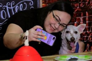 Ziua îndrăgostiţilor sărbătorită printr-o cină cu animale abandonate. POVESTEA UNEI FOTOGRAFII