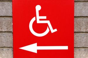 Toaletele publice vor fi amenajate cu rampe de acces pentru persoanele cu handicap