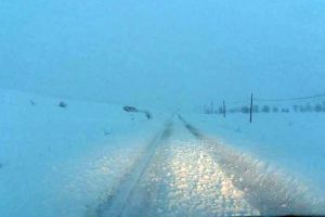 Ninsoarea a lăsat mai multe localităţi fără energie electrică