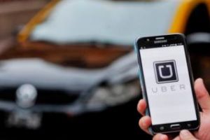 Șoferii Uber lucrează mai mult de 12 ore pe zi. O aplicaţie i-ar putea opri şi nu prea