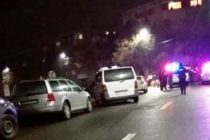 Ca-n filmele de acţiune. Interlopi culcaţi la pământ de ”mascaţii” poliţiei, în Micălaca