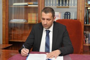 România, ţara cu cele mai multe sarcini la adolescente sub 15 ani, din Europa! Ce măsuri propune senatorul Adrian Wiener