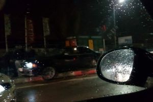 Accident rutier pe bulevardul Aurel Vlaicu din Constanta, in sensul giratoriu de la Jumbo. Doua masini implicate