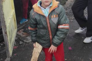 O familie din Colonie Nuci ajutată cu lemne de foc de Arhiepiscopia Ramnicului