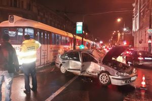 Tanara, la spital in stare grava dupa ce o masina a intrat intr-un tramvai aflat in statie, la Timisoara