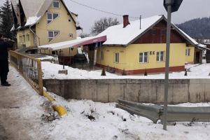 Un şofer băut a făcut cu maşina un salt de peste zece metri şi a ajuns pe terasa unui bar ...