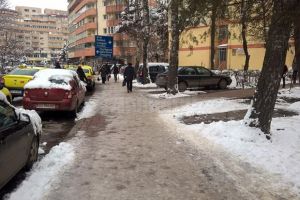 37 de oameni, în două săptămâni, s-au rănit în urma căderii accidentale pe gheaţă