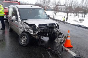 Un bărbat rănit şi două maşini avariate, după ce o şoferiţă a pătruns pe contrasens