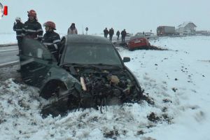 Accident cu trei răniţi, după ce o şoferiţă a scăpat maşina de sub control