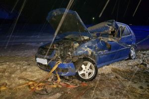 Un autoturism s-a izbit violent într-un tir. Vehiculul greu a dispărut de la faţa locului