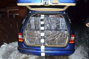 FOTO. Maşină confiscată în vama Petea. Autoturismul, burduşit cu ţigări de contrabandă